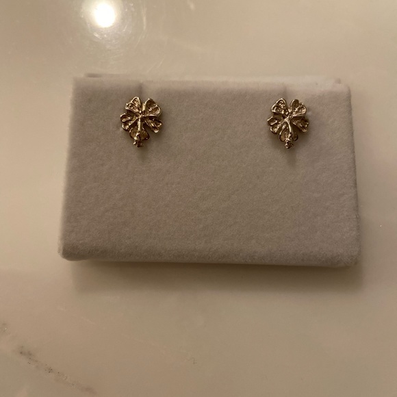 Crisson of Bermuda - Floral Earring studs - Picture 4 of 4